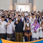 Gus Yasin berfoto bersama tim tari dan Kepala Dinas Kebudayaan Pariwisata Jawa Tengah.
