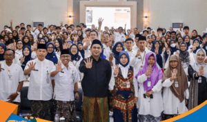 Gus Yasin berfoto bersama tim tari dan Kepala Dinas Kebudayaan Pariwisata Jawa Tengah.