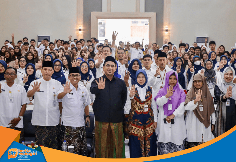 Gus Yasin berfoto bersama tim tari dan Kepala Dinas Kebudayaan Pariwisata Jawa Tengah.