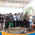 Taj Yasin berbincang dengan Kepala Desa Kendel mengenai anggaran masjid.