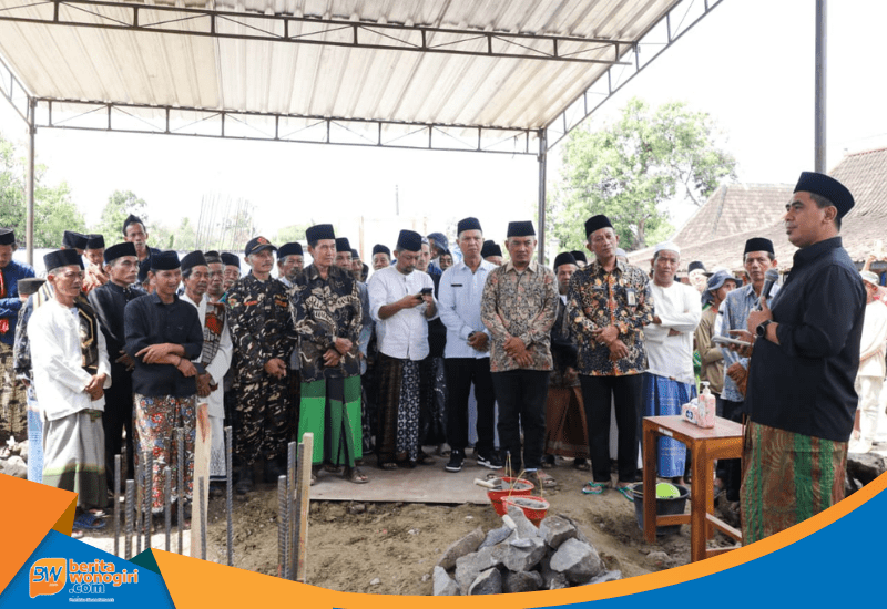 Taj Yasin berbincang dengan Kepala Desa Kendel mengenai anggaran masjid.