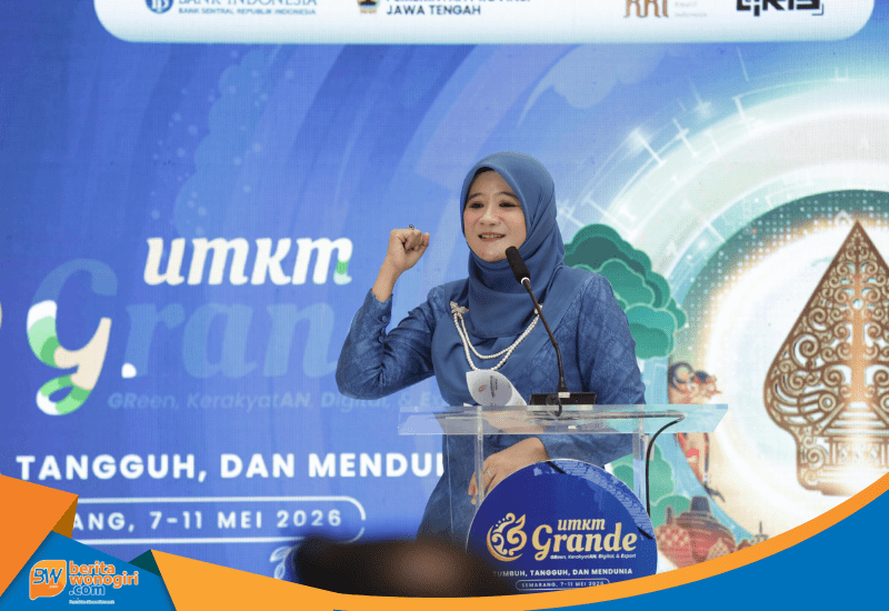 Nawal Arafah Yasin meninjau produk kerajinan di UMKM Grande 2026.