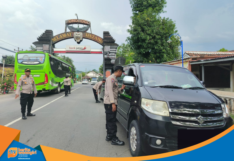 Polisi memeriksa bagasi mobil di perbatasan Wonogiri Jatim.