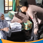 Kapolsek Jatipurno IPTU Sutrisno menyerahkan sembako di Jumat Berkah Wonogiri.