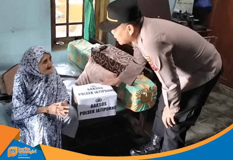 Kapolsek Jatipurno IPTU Sutrisno menyerahkan sembako di Jumat Berkah Wonogiri.