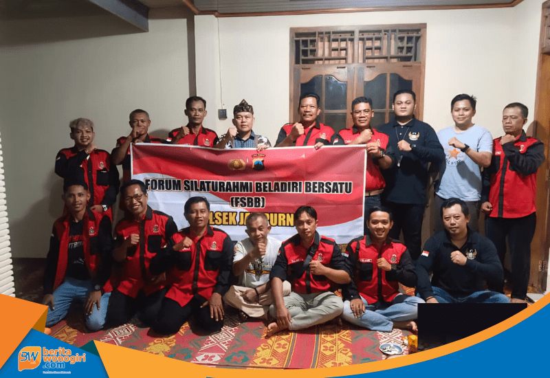 Foto bersama anggota Polsek Jatipurno dan pengurus perguruan silat.