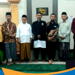 Foto bersama pengurus lama dan baru TPQ Al-Falah.