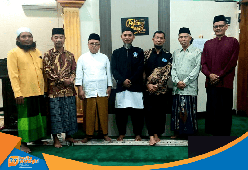 Foto bersama pengurus lama dan baru TPQ Al-Falah.