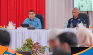 Kepala Kanwil BPN Sulteng Muhammad Naim dampingi Wamen Ossy dalam acara sertifikasi