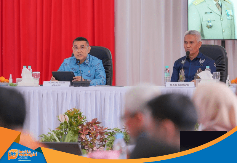 Kepala Kanwil BPN Sulteng Muhammad Naim dampingi Wamen Ossy dalam acara sertifikasi