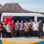 Suasana akrab relawan LDII dan petugas PMI.