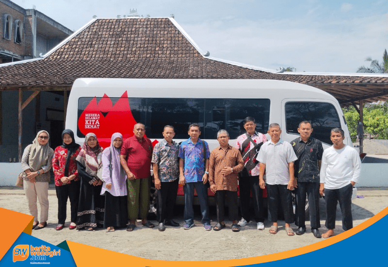 Suasana akrab relawan LDII dan petugas PMI.