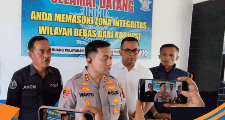 Kapolres Wonogiri AKBP Wahyu Sulistyo saat konferensi pers kasus kekerasan seksual.