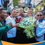 Ahmad Luthfi menyerahkan bunga kepada perwakilan buruh Jateng.