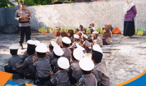 Edukasi lalu lintas interaktif untuk anak usia dini.