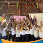 17 wisudawati Sekolah Lansia Salimah Sukoharjo foto bersama pengurus di Klaten.