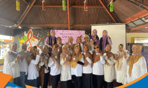 17 wisudawati Sekolah Lansia Salimah Sukoharjo foto bersama pengurus di Klaten.
