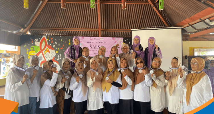 17 wisudawati Sekolah Lansia Salimah Sukoharjo foto bersama pengurus di Klaten.