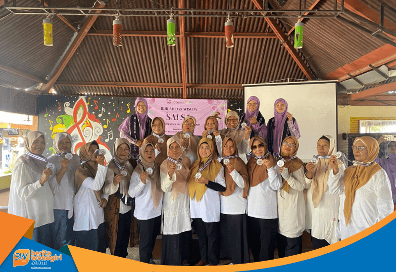 BWC__03 17 wisudawati Sekolah Lansia Salimah Sukoharjo foto bersama pengurus di Klaten.