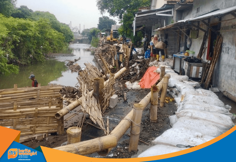 Suasana permukiman warga Ngaliyan Semarang yang terendam banjir lumpur.