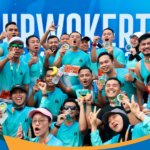 Ahmad Luthfi menunjukkan medali finish Purwokerto Half Marathon 2026