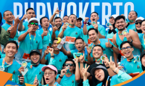 Ahmad Luthfi menunjukkan medali finish Purwokerto Half Marathon 2026