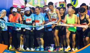 Ahmad Luthfi memakai baju olahraga lari di kategori 5K Purwokerto