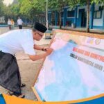 Kepala SMK Negeri 1 Giritontro Anggara Budi Laksono sedang menandatangani lembar dokumen deklarasi Sekolah Berintegritas