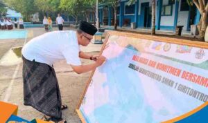 Kepala SMK Negeri 1 Giritontro Anggara Budi Laksono sedang menandatangani lembar dokumen deklarasi Sekolah Berintegritas