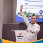 Gubernur Jateng Ahmad Luthfi berbicara memegang mikrofon di panggung Hotel Wahid Prime.