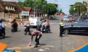 Polisi memeriksa lokasi kecelakaan di Traffic Light Ponten Wonogiri.
