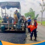 Foto alat berat pengaspalan jalan raya provinsi di Jawa Tengah.