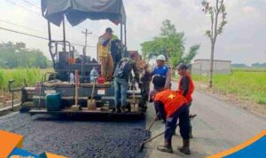 Foto alat berat pengaspalan jalan raya provinsi di Jawa Tengah.