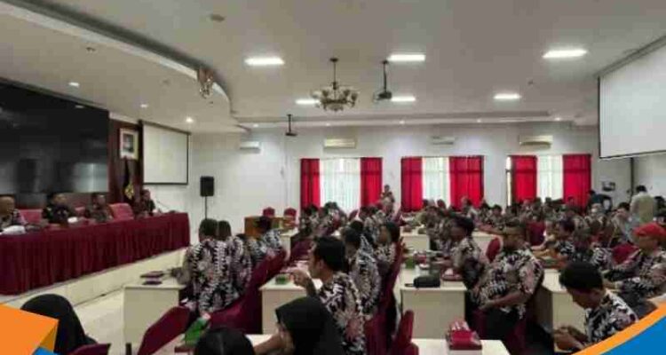 Suasana audiensi antara perangkat desa Selogiri dengan Sekda Wonogiri FX Pranata di ruang rapat.