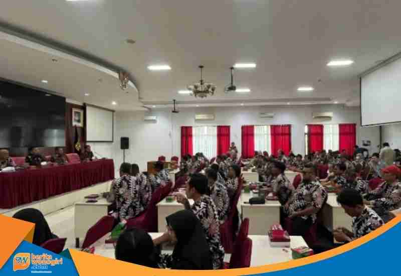 Suasana audiensi antara perangkat desa Selogiri dengan Sekda Wonogiri FX Pranata di ruang rapat.