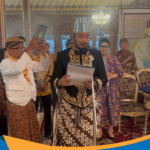 KGPH Hangabehi mengenakan busana adat beskap lengkap dengan blangkon khas Solo.