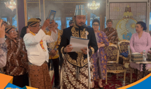 KGPH Hangabehi mengenakan busana adat beskap lengkap dengan blangkon khas Solo.