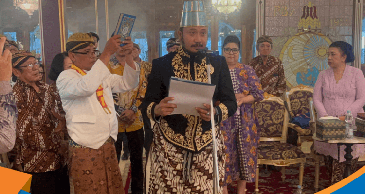 KGPH Hangabehi mengenakan busana adat beskap lengkap dengan blangkon khas Solo.