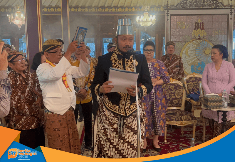 KGPH Hangabehi mengenakan busana adat beskap lengkap dengan blangkon khas Solo.