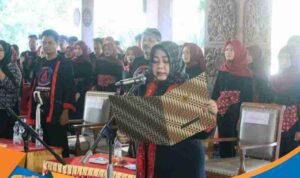 Plt Bupati Ponorogo Lisdyarita mengukuhkan volunteer di Pendopo Agung.