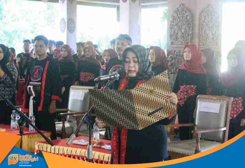 Plt Bupati Ponorogo Lisdyarita mengukuhkan volunteer di Pendopo Agung.