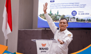 Gubernur Jateng Ahmad Luthfi berbicara memegang mikrofon di panggung Hotel Wahid Prime.