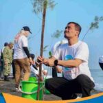 Gubernur Jateng Ahmad Luthfi menanam bibit mangrove di Pantai Tirang Semarang.
