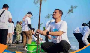 Gubernur Jateng Ahmad Luthfi menanam bibit mangrove di Pantai Tirang Semarang.