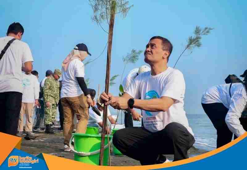 Gubernur Jateng Ahmad Luthfi menanam bibit mangrove di Pantai Tirang Semarang.