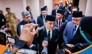 BWC__03 Gubernur Jateng Ahmad Luthfi berbicara serius di depan mikrofon wartawan.