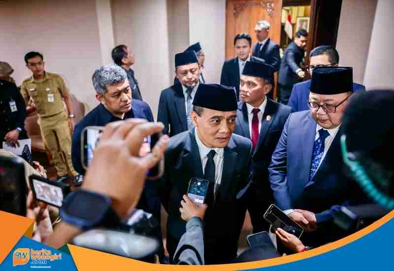 Gubernur Jateng Ahmad Luthfi berbicara serius di depan mikrofon wartawan.