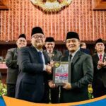 Penyerahan dokumen LHP BPK RI kepada Gubernur Jateng Ahmad Luthfi di DPRD.