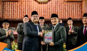 BWC__03 Penyerahan dokumen LHP BPK RI kepada Gubernur Jateng Ahmad Luthfi di DPRD.
