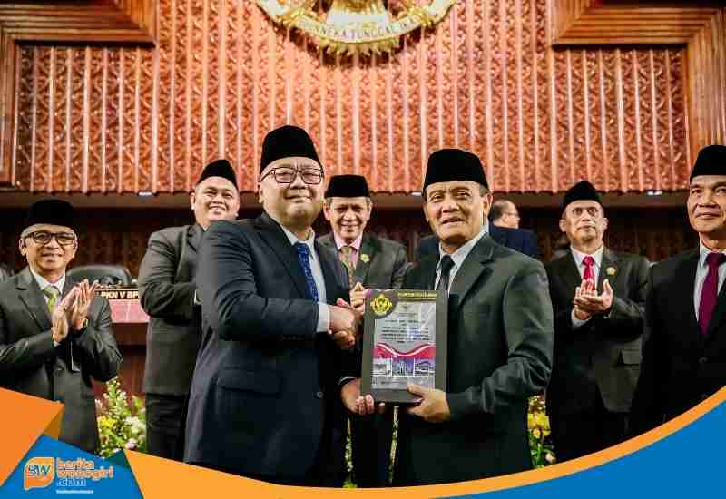 Penyerahan dokumen LHP BPK RI kepada Gubernur Jateng Ahmad Luthfi di DPRD.